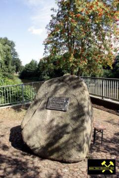 Findling Dr.-Hengst-Stein am Hasewehr in Bersenbrück, Niedersachsen (1) 03. August 2013.JPG